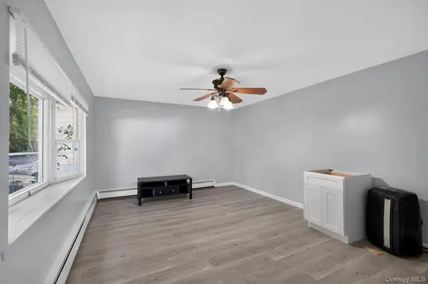 3 Hickory PL, Bay Shore, NY 11706