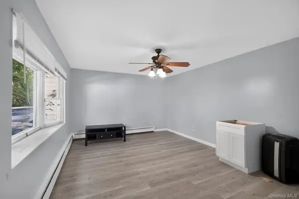 3 Hickory PL, Bay Shore, NY 11706