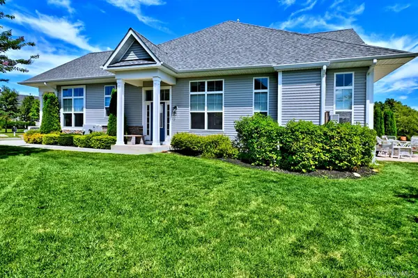 131 Grace Hall LN, Yaphank, NY 11980