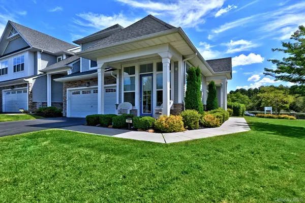 131 Grace Hall LN, Yaphank, NY 11980