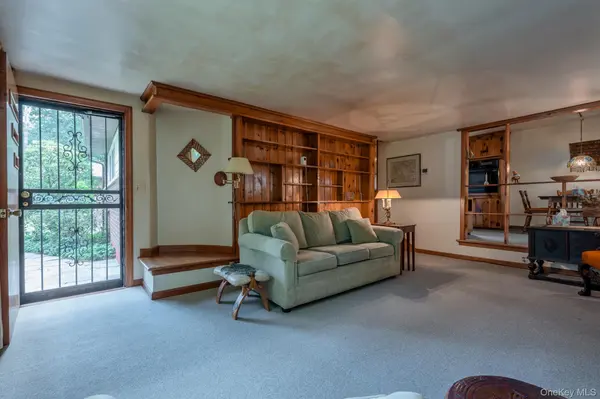 207 Horton LN, Port Ewen, NY 12429