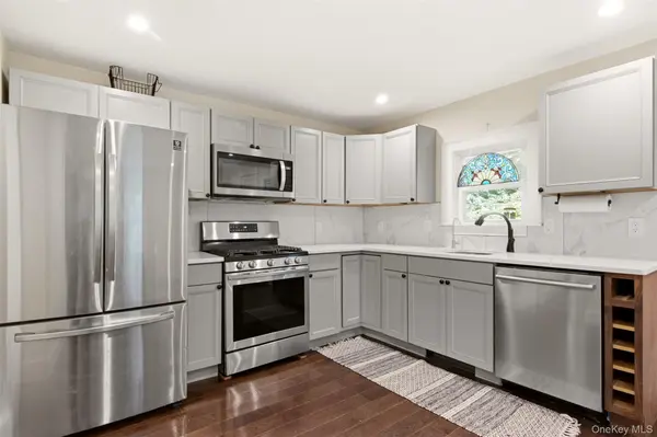 69 Ridgeway AVE, East Setauket, NY 11733