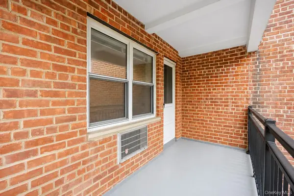 25 Chapel Place #2M, Great Neck, NY 11021