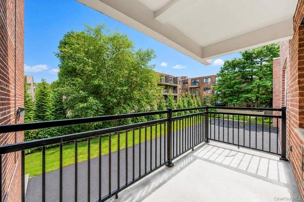 25 Chapel Place #2M, Great Neck, NY 11021