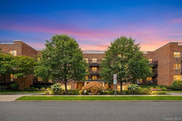 25 Chapel Place #2M, Great Neck, NY 11021