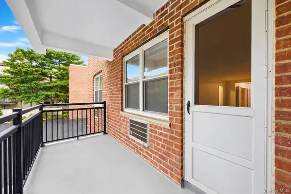 25 Chapel Place #2M, Great Neck, NY 11021