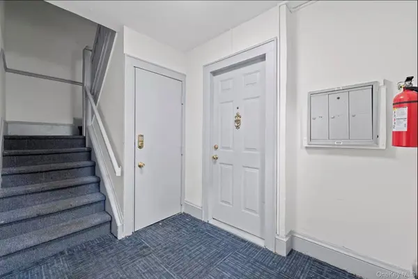 243 Maple AVE #1B, Rockville Centre, NY 11570