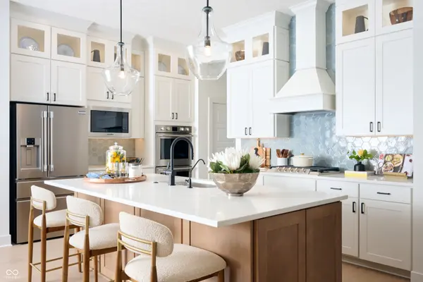 6046 Salisbury ST, Zionsville, IN 46077