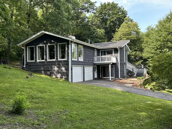 17 Marryat RD, Trout Valley, IL 60013