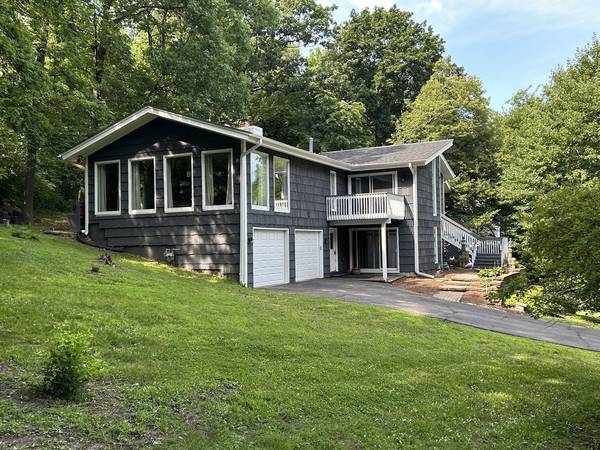 17 Marryat RD, Trout Valley, IL 60013
