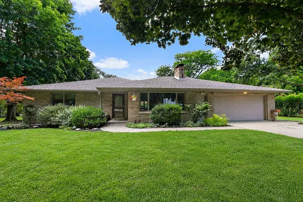 1395 Oakland DR, Sycamore, IL 60178