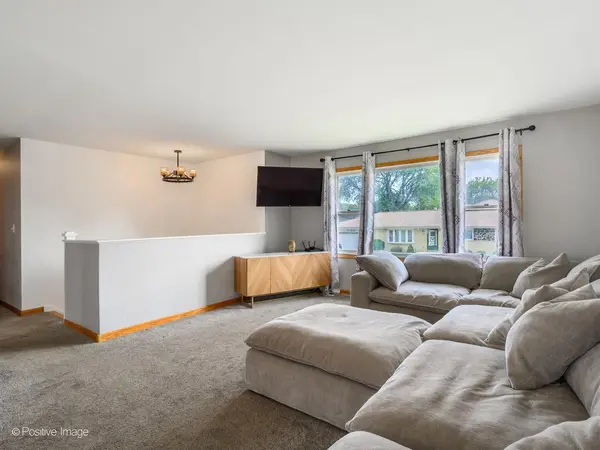 557 Delaware TRL, Carol Stream, IL 60188