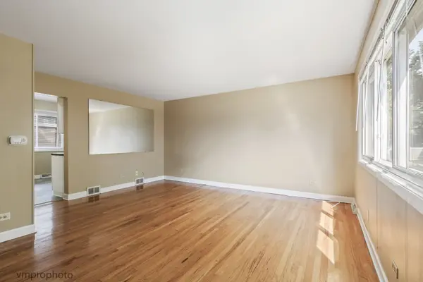 606 S Milwaukee AVE #B, Libertyville, IL 60048