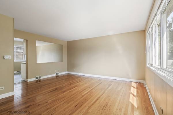606 S Milwaukee AVE #B, Libertyville, IL 60048