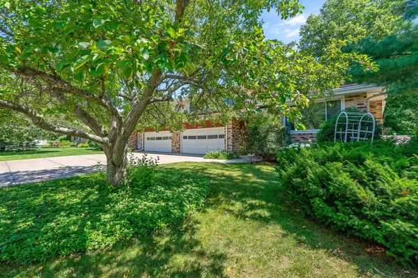 5207 Grandview LN, Edina, MN 55436