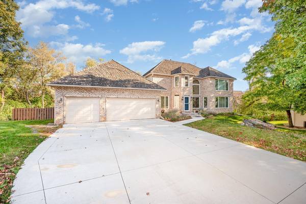 8973 Knoble CT, Eden Prairie, MN 55347