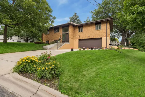 116 Victory PL, South Saint Paul, MN 55075