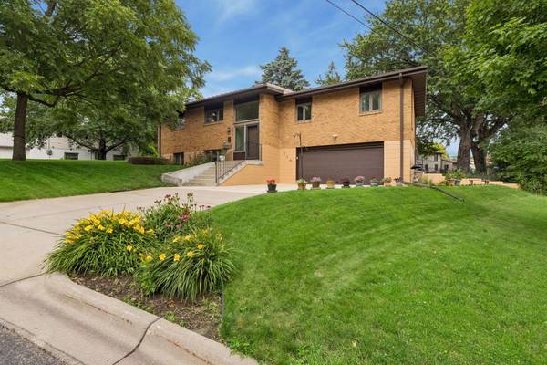 116 Victory PL, South Saint Paul, MN 55075