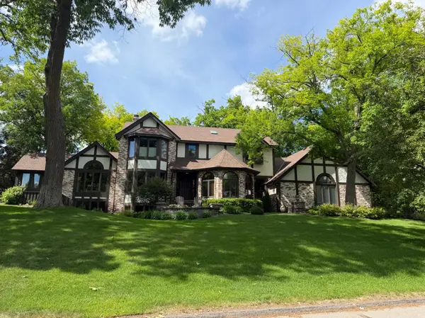 12420 Bent Tree LN, Hopkins, MN 55305