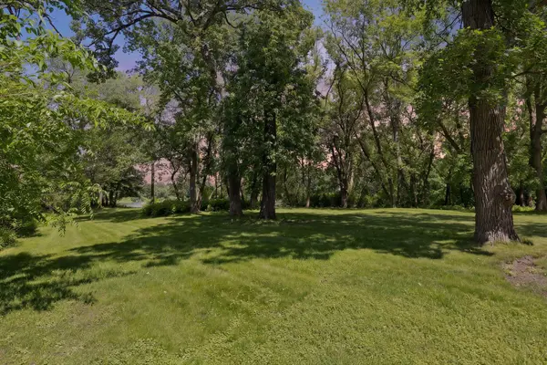 8803 Cove Pointe RD, Eden Prairie, MN 55347