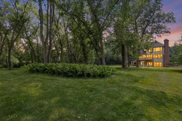 8803 Cove Pointe RD, Eden Prairie, MN 55347