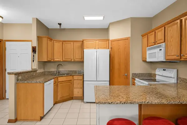5985 Rowland RD #302, Minnetonka, MN 55343
