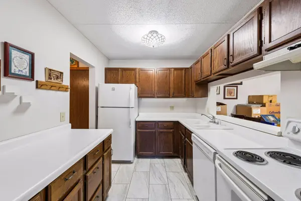 10531 Cedar Lake RD #212, Minnetonka, MN 55305
