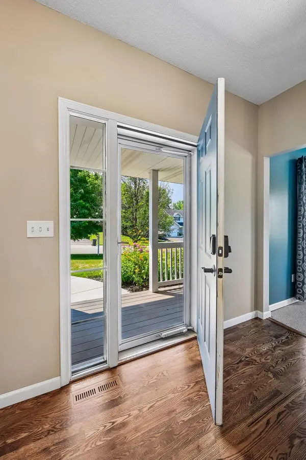 254 Jaspers CIR S, Chaska, MN 55318