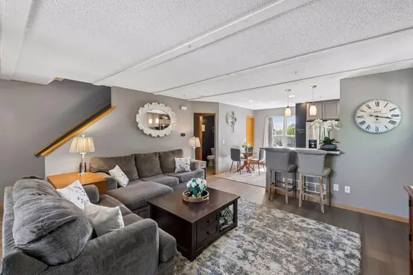 2898 Clover Ridge DR, Chaska, MN 55318