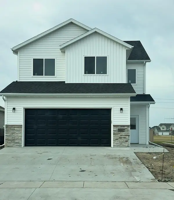 1002 Albert DR W, West Fargo, ND 58078