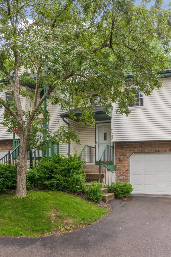 7325 Bren LN, Eden Prairie, MN 55346