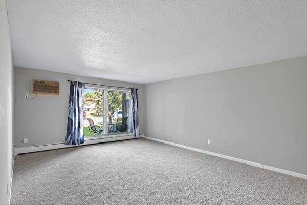 2011 E 122nd ST #D1, Burnsville, MN 55337