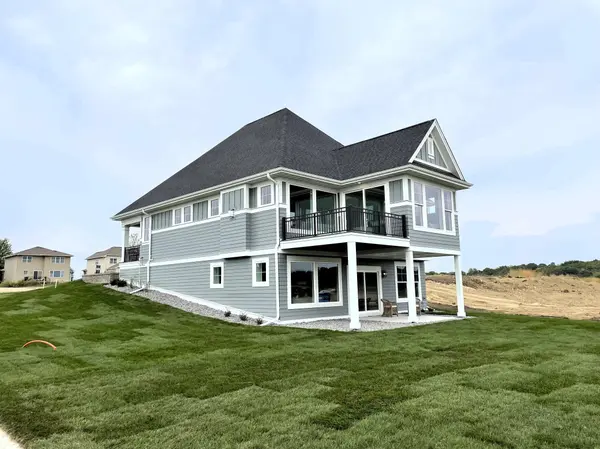 9064 Mills LN, Chanhassen, MN 55317