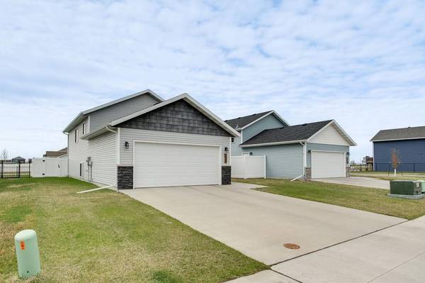 1207 Barnes DR W, West Fargo, ND 58078