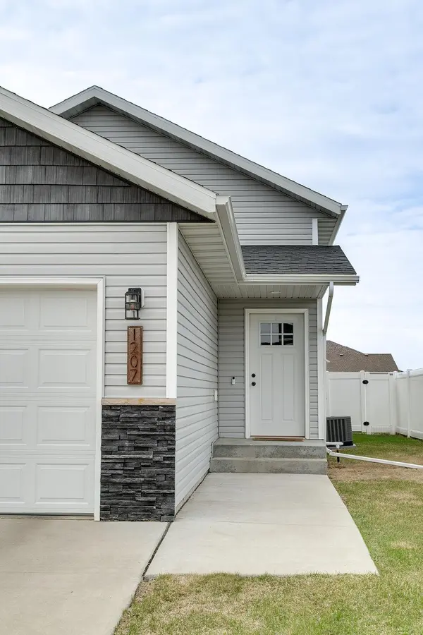 1207 Barnes DR W, West Fargo, ND 58078
