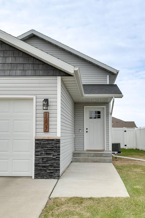 1207 Barnes DR W, West Fargo, ND 58078
