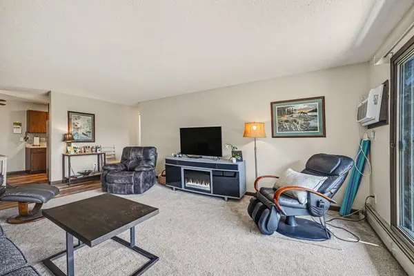 1304 W Medicine Lake DR #221, Plymouth, MN 55441