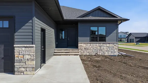 4257 Pine Pkwy S, Fargo, ND 58104