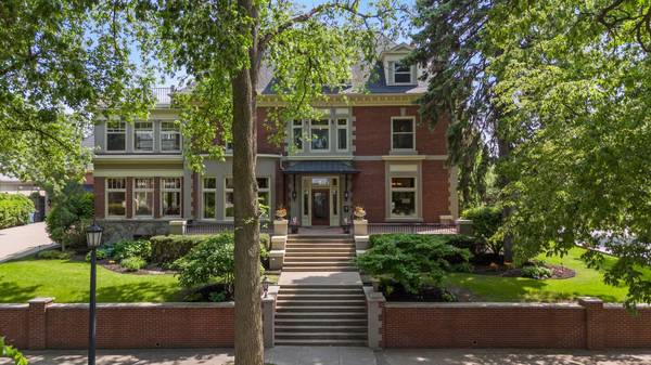 1721 Mount Curve AVE, Minneapolis, MN 55403