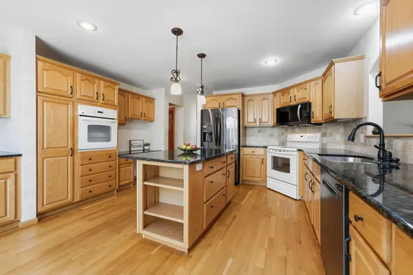 15 Anemone CIR, North Oaks, MN 55127