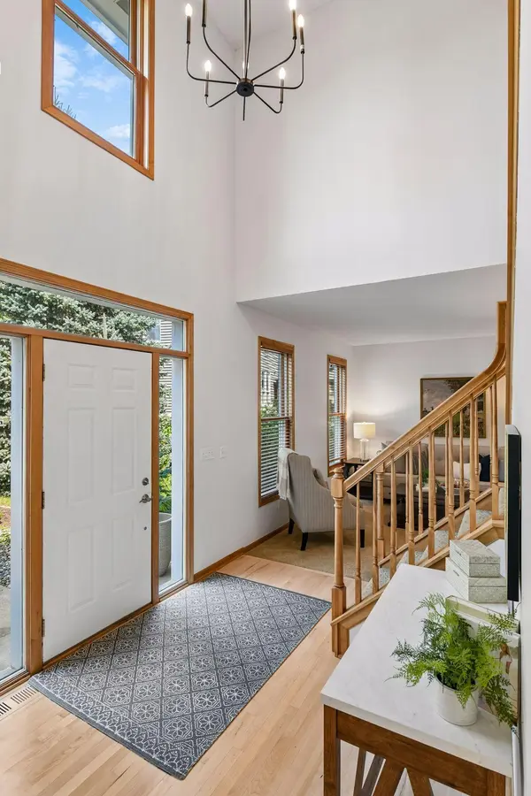 2719 Longacres DR, Chanhassen, MN 55317