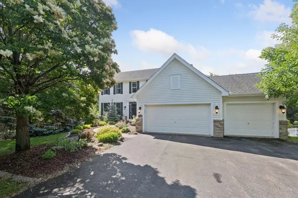 2719 Longacres DR, Chanhassen, MN 55317