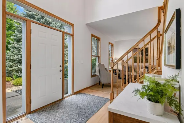 2719 Longacres DR, Chanhassen, MN 55317