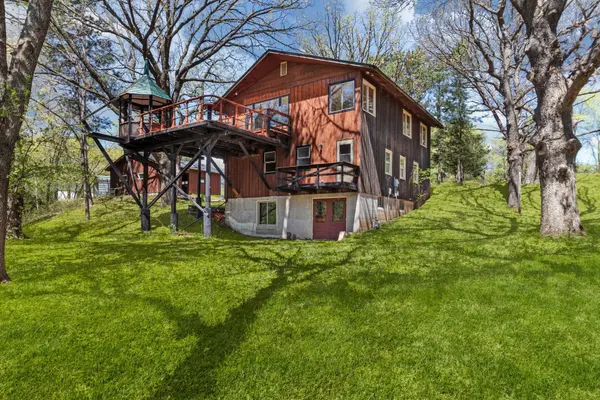 327 Krattley LN, Hudson, WI 54016