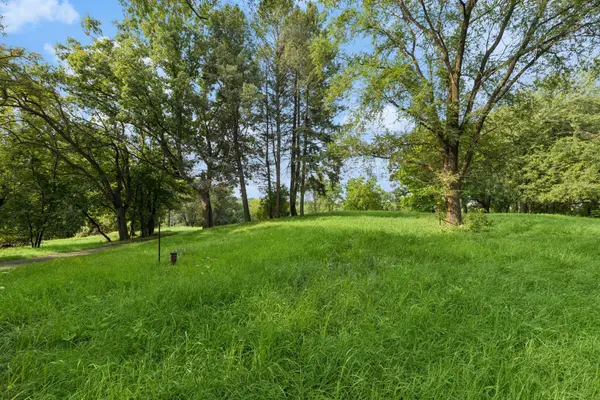 3 Sunfish LN, Sunfish Lake, MN 55118
