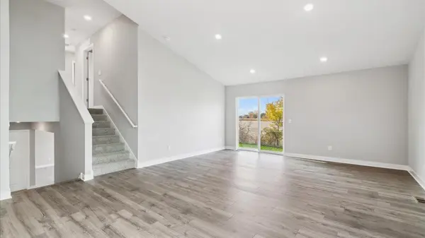 17460 Dulles LN, Lakeville, MN 55044
