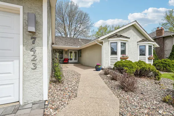 7423 Hyde Park LN, Edina, MN 55439