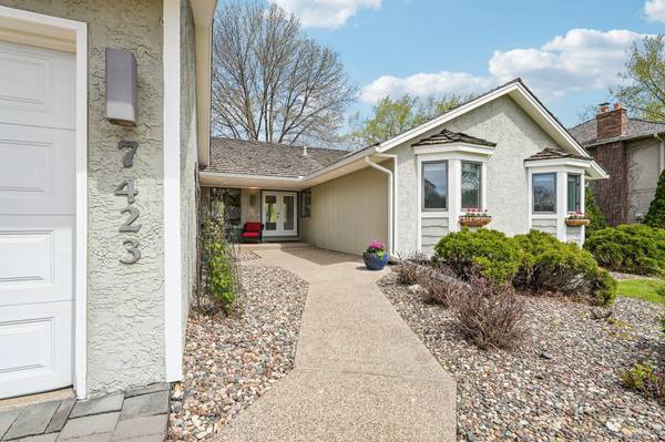 7423 Hyde Park LN, Edina, MN 55439