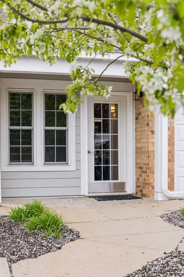 6000 Chasewood Pkwy #204, Hopkins, MN 55343