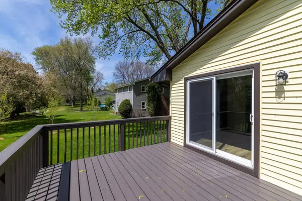 738 County Road B E, Maplewood, MN 55117